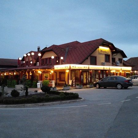 Motel Majolka พทุย ภายนอก รูปภาพ