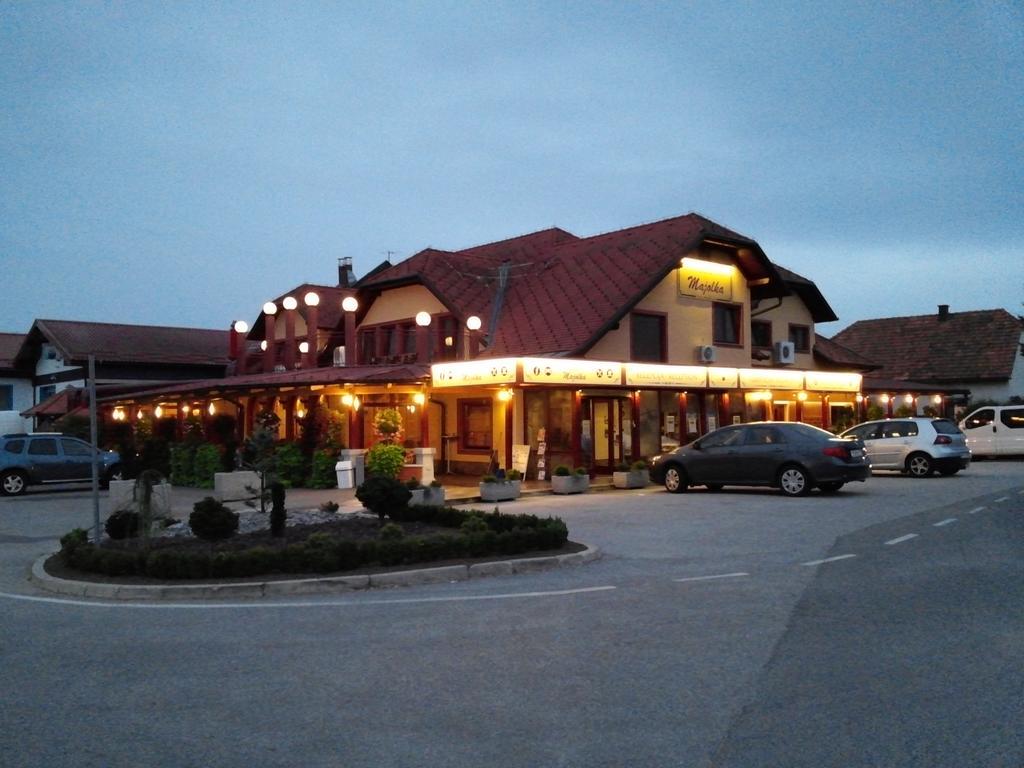 Motel Majolka พทุย ภายนอก รูปภาพ